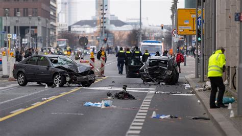 Unfallfahrer war zu schnell Auch vierjähriges Kind nach Unfall in