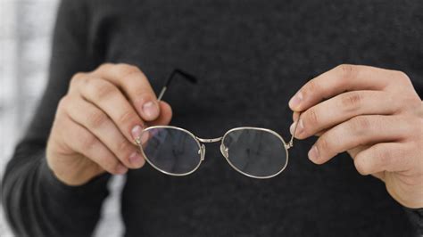 Очки больше не запотеют на улице: просто натрите их этим средством из ...