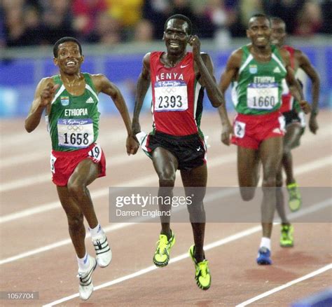 Haile Gebrselassie Of Ethiopia On His Way To Winning The Men S 10000m Running Running Pose