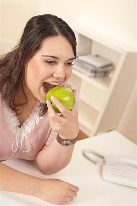 Manzana Feliz Joven De La Explotación Agrícola De La Empresaria En La