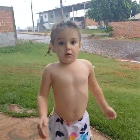 Minha Filha Tomando Banho De Chuva Olha Felicidade Familia Chuva