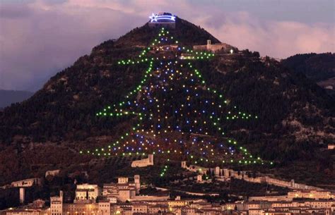 Lo Sapevate Che Lalbero Di Natale Piu Grande Del Mondo E A Gubbio