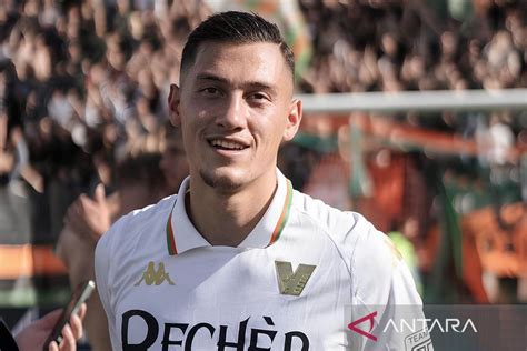 Debut Jay Idzes warnai usaha Venezia curi poin dari Fiorentina - ANTARA ...