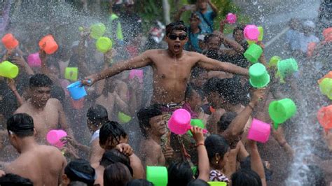 Serunya Tradisi Perang Air Di Gianyar Bali Tempo Co