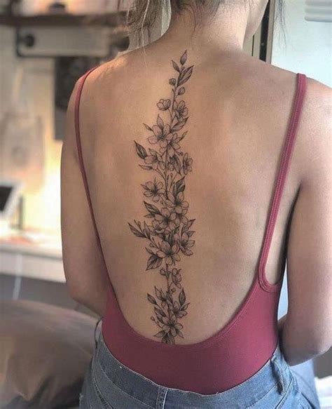 Tatuajes En Espalda Mujer Tallo En Columna Y Flores Y Hojas A Lo