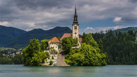 Kościół Wniebowzięcia Marii Panny na wyspie Blejski Otok w Słowenii