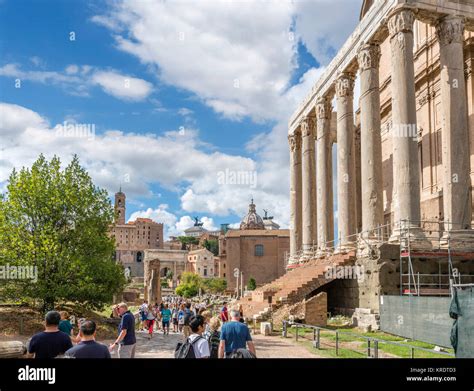 Roma Foro La Via Sacra Con El Templo De Antonino Y Faustina A La