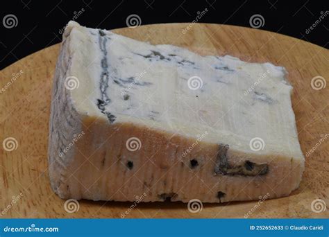 Rodaja De Queso Tradicional Italiano Gorgonzola Aislado En Fondo Negro