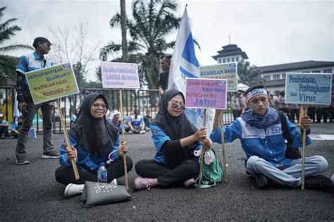 FOTO Aksi Unjuk Rasa Buruh Di Depan Gedung Sate Tolak PP Nomor 51