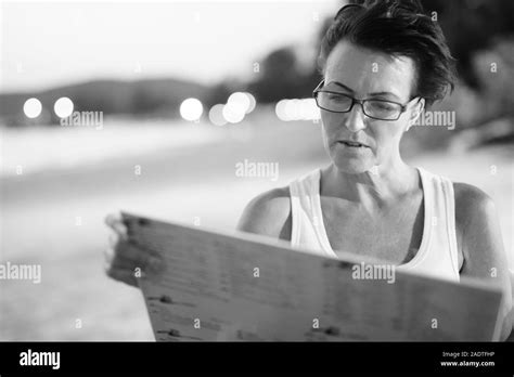 Belle femme mature de tourisme de détente à la plage Photo Stock Alamy