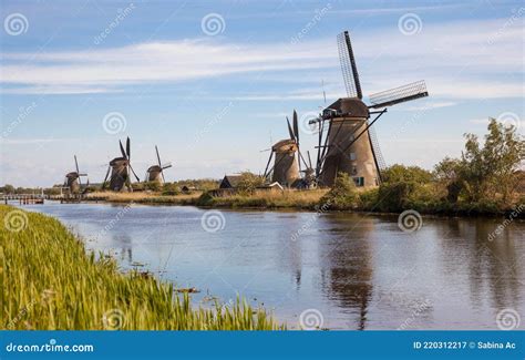 Molinos De Viento Tradicionales Holandeses En La Aldea Kinderdijk