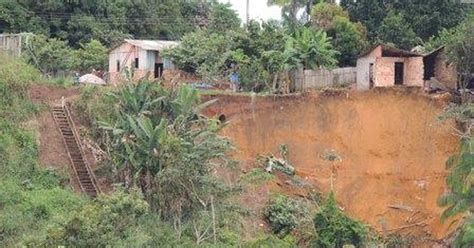 G1 Deslizamento de terra destrói casa e ameaça outras moradias em