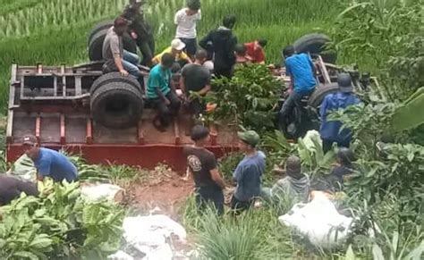 Bermaksud Mengganjal Ban Sebuah Truk Pupuk Terperosok Di Sukasari