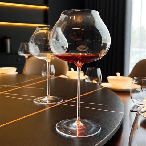 Rona Crystal Pinot Noir Wine Glass - Sleek and Simple | Glasscias