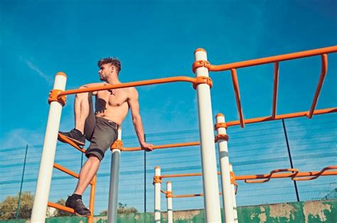 Deportista Con El Torso Desnudo En La Parte Superior De Las Barras De