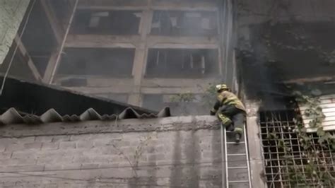 Reportan incendio en bodega abandonada en la alcaldía Cuauhtémoc