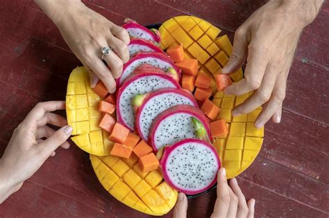 Surtido De Frutas Tropicales Y Manos De Personas De Cerca Postre