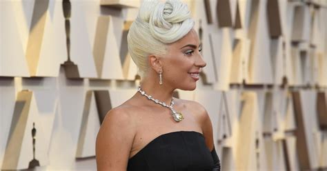 Lady Gaga Oscars Necklace Lady Gaga Wears 128 Carat Tiffany Diamond To The Oscars Valued At