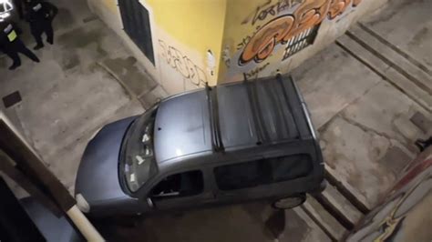 Un Conductor Borracho Intenta Bajar Con Su Coche Por Las Escaleras De