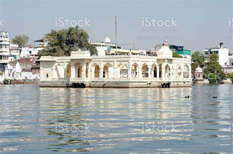 Palaces Porticos And Pillars On Lake Pichola Udaipur Rajasthan India