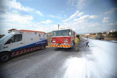 Conductor De Camioneta Sobrevive Despu S De Caer A Un Barranco Sobre La