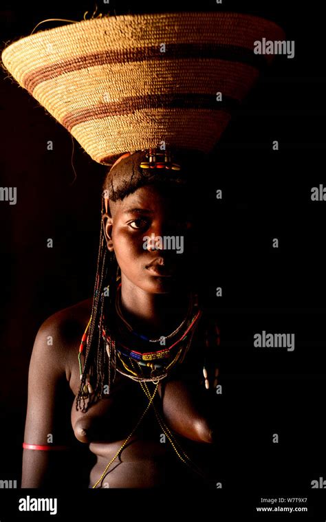 African Woman Basket Head Hi Res Stock Photography And Images Alamy