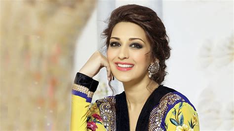 Sonali Bendre Family Pics, Father, Husband, Son, Age, Biography