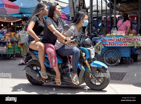 Tres Mujeres Que Viajan En Una Moto Tailandia Sureste De Asia