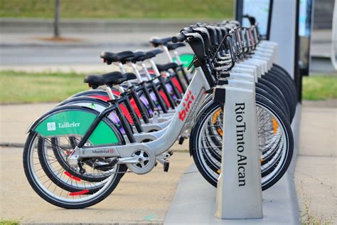 Alquiler De Bicicletas En La Calle Principal De La Ciudad Sistema De