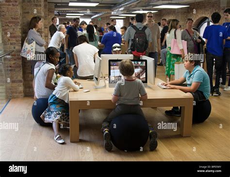 Apple Store - Covent Garden - London Stock Photo - Alamy