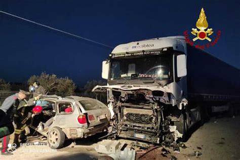 Scontro Tra Un Auto E Un Tir Morti Tre Braccianti Tusciaweb Eu