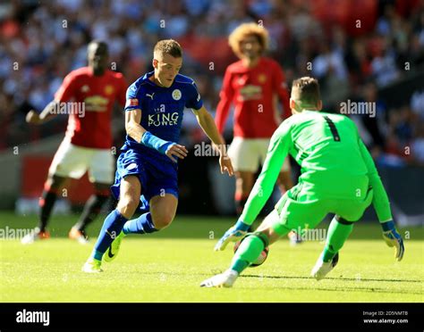 Jamie vardy 2016 goal hi-res stock photography and images - Alamy