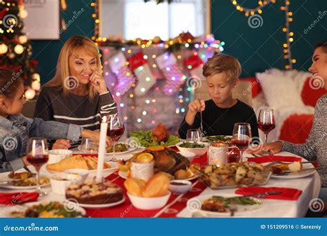 Familia Feliz Que Cena La Navidad En Casa Foto De Archivo Imagen De