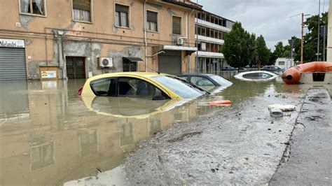 Maltempo La Furia Dei Torrenti Trascina Le Auto Persone Salvate