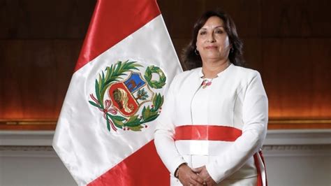 Dina Boluarte jura como la primera presidenta de la historia de Perú