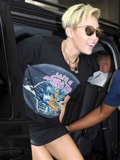 Miley Cyrus se descuida e deixa calcinha à mostra