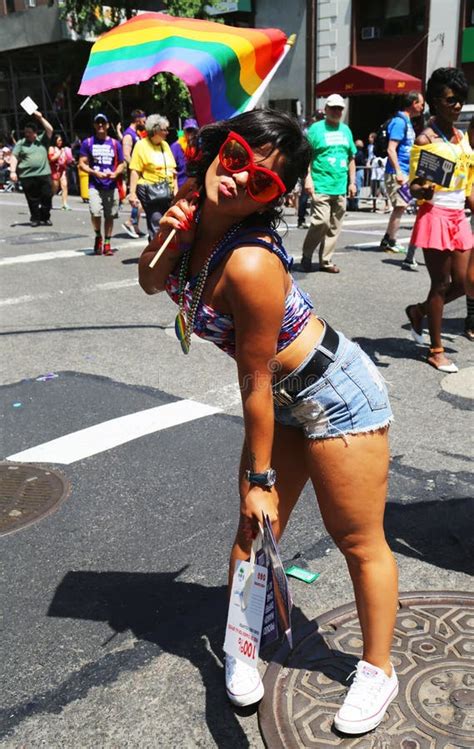 Participante De Lgbt Pride Parade Em New York City Foto De Stock Editorial Imagem De Amor