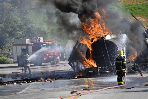 Carreta que transportava combustível pega fogo após batida e motorista