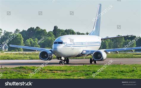 Airplane Airfield Commercial Jet Airplane Taxiing Stockfoto 460063861