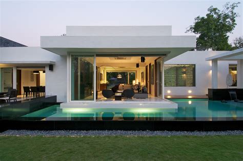 Dinesh Mills Bungalow / Atelier Design N Domain | ArchDaily