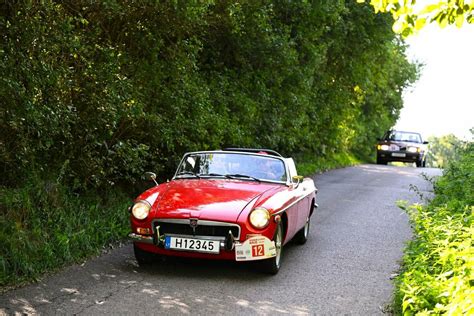 Istorinių automobilių kolonoje ir princo Čarlzo bei dainininko Stingo