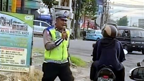 Polisi Berompi Hijau Mendadak Viral Di Media Sosial