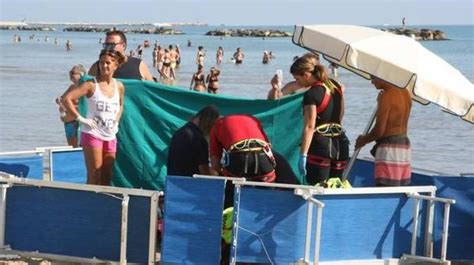 Artista Di Brescia Muore In Spiaggia Nelle Marche