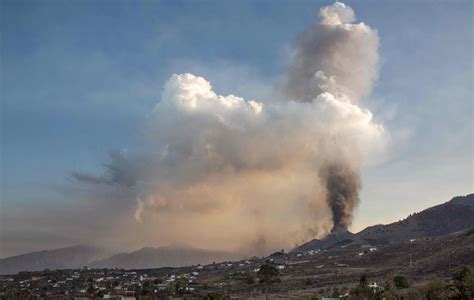 Volcano Eruption on La Palma Island Forces Airport To Close | Globe News Bangkok