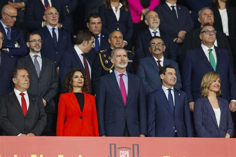 Algunos pitos y Goazen Athletic durante el himno de España en la