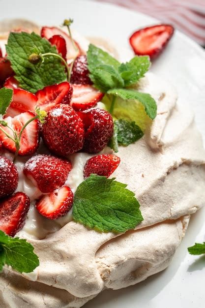 Delicioso Pastel Pavlova Casero Con Fresas Frescas Y Crema Batida