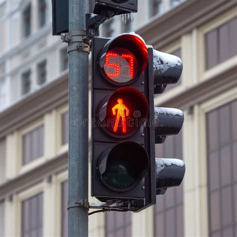 Rote Ampel an der Kreuzung stockfoto Bild von überfahrt 263360320