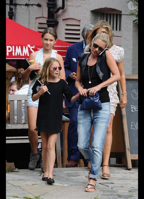 Photo Kate Moss Et Sa Fille Lila Grace Dans Les Rues De Londres Le