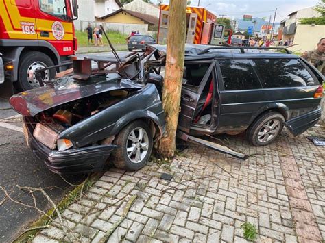 Homem fica preso às ferragens após carro bater em árvore em Timbó