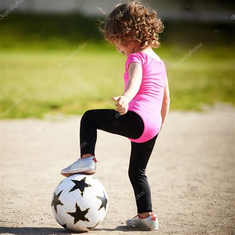 Linda niña juega al fútbol fotografía de stock ababaka 54900301